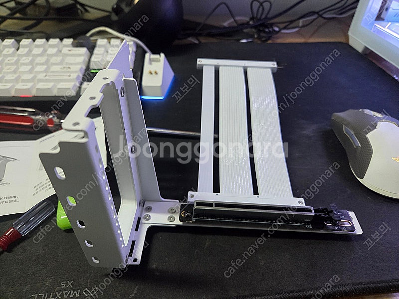 PCIE 5.0 라이저킷 팝니다.(화이트)--1