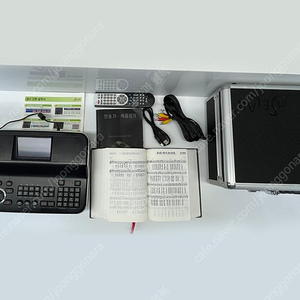 셀라찬양반주기 s101 풀패키지 중고(위탁)구성품: 본체,리모컨,곡목집,영상케이블,음성케이블,어뎁터,하드케이스 가방,악보책,USB케이블,간편설명서