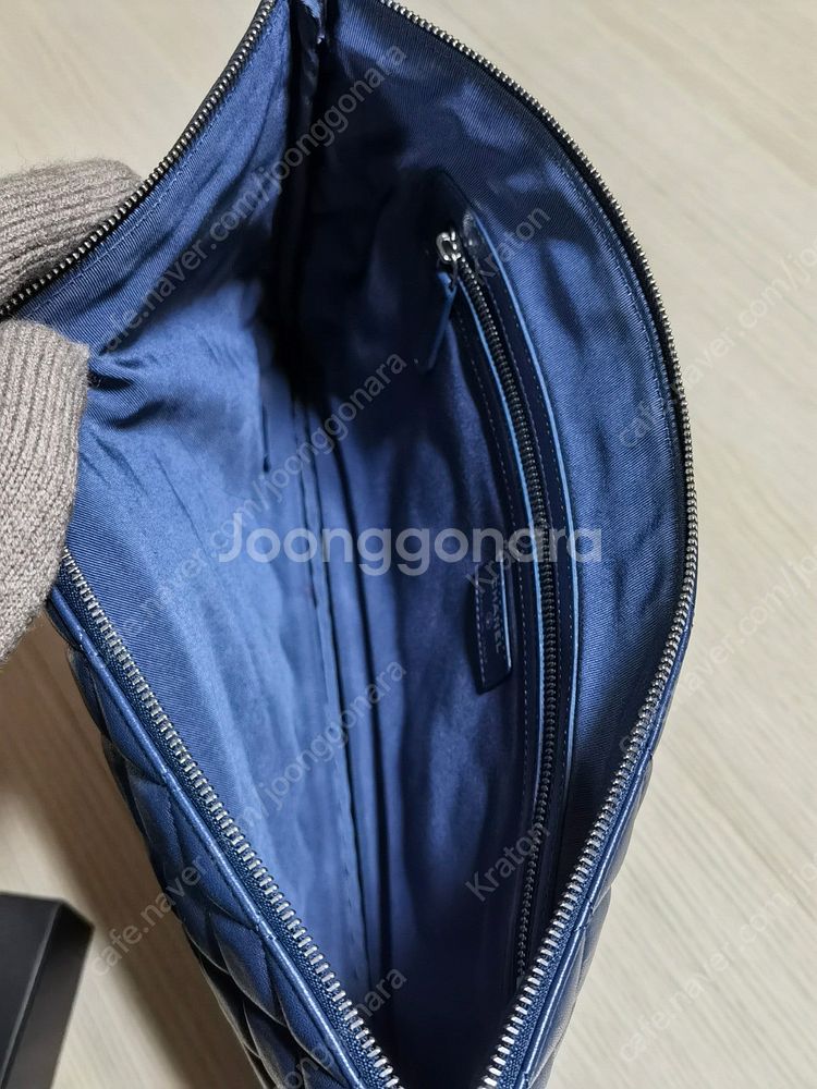 샤넬 가죽 클러치 L라지 풀박스 판매합니다.--8