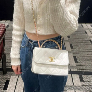 샤넬 23s/s 마텔라세 샤넬 장식 탑핸들 플랩백 팜!