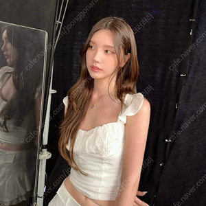 글로니 RODEO RUFFLE TOP (WHITE) 로데오 러플탑