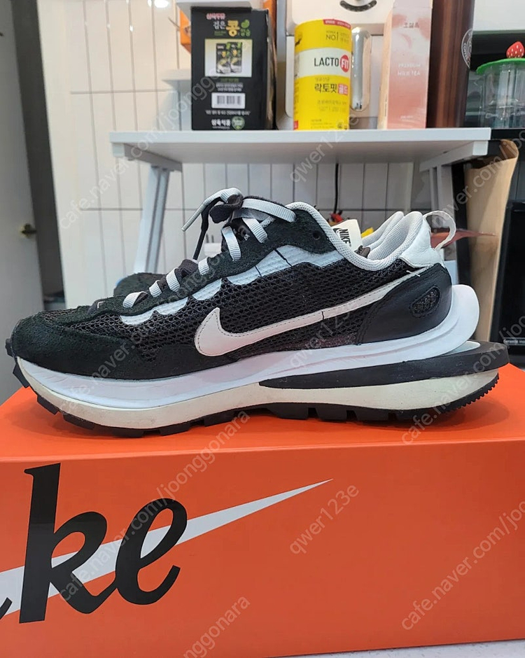 나이키 사카이 베이퍼 검흰 265 검흰 이미지