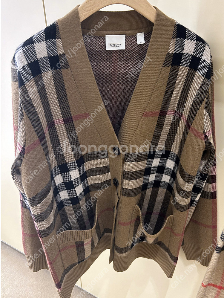 버버리 체크 울 캐시미어 가디건 버치브라운 804337...--0