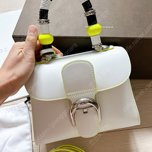 델보 브리앙 미니 사이즈 화이트 한정판 판매합니다.