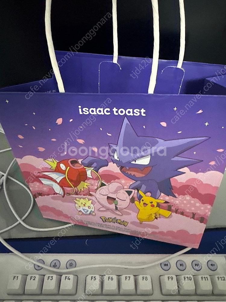 이삭토스트 포켓몬 뱃지 2차 기라티나 팝니다.--0
