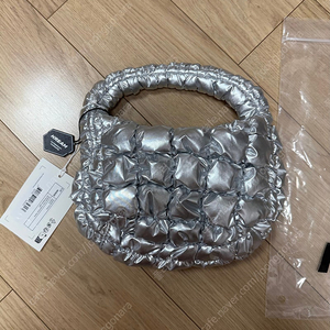 코스 퀼티드 마이크로백 실버(새상품) 팝니다