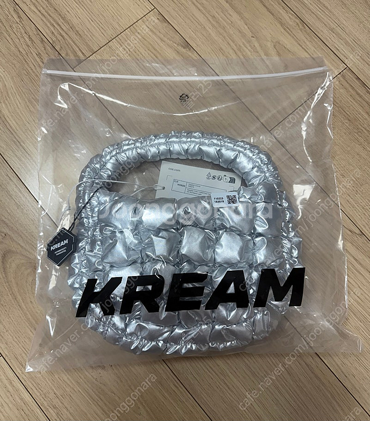 코스 퀼티드 마이크로백 실버(새상품) 팝니다--1