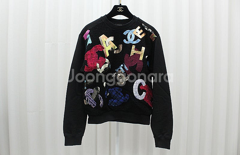 [중고명품다올] 샤넬 22시즌 런웨이 CC로고 그래픽 블랙 트위드 스웨터 34 P72996K10505 상태 S급--0