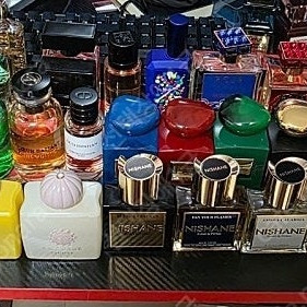 향수 대량으로 팝니다.아무아쥬, 아르마니 프리베, 루이비통, 니샤네, 로자 등등