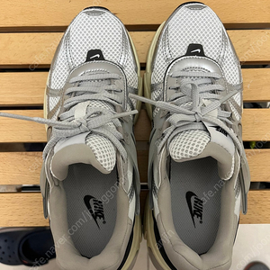 나이키 V2K런 서밋 화이트 메탈릭 실버 240