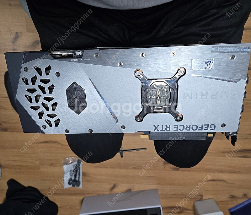 rtx4090 슈프림 팝니다.--3