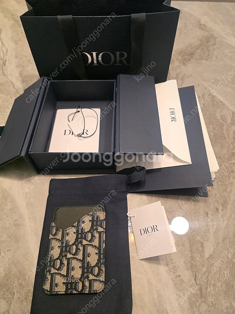 디올 맥세이프 카드지갑 팝니다--0