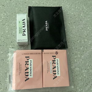 프라다 립밤과 거울
