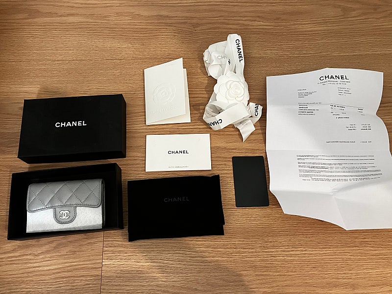CHANEL 샤넬 클래식 카드 홀더, 실버 램스킨 거의 새상품, 전 구성품 보유 중 저렴히 내놓습니다