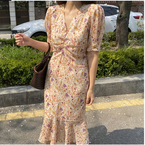 브이넥 셔링 플라워 반팔 롱 원피스 새상품컨디션