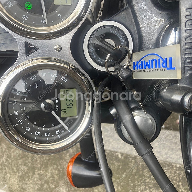 트라이엄프 본네빌 t120 블랙 18년식--1