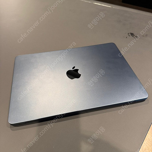 맥북에어 13, M3칩 8기가 256G . 미드나이트 팝니다