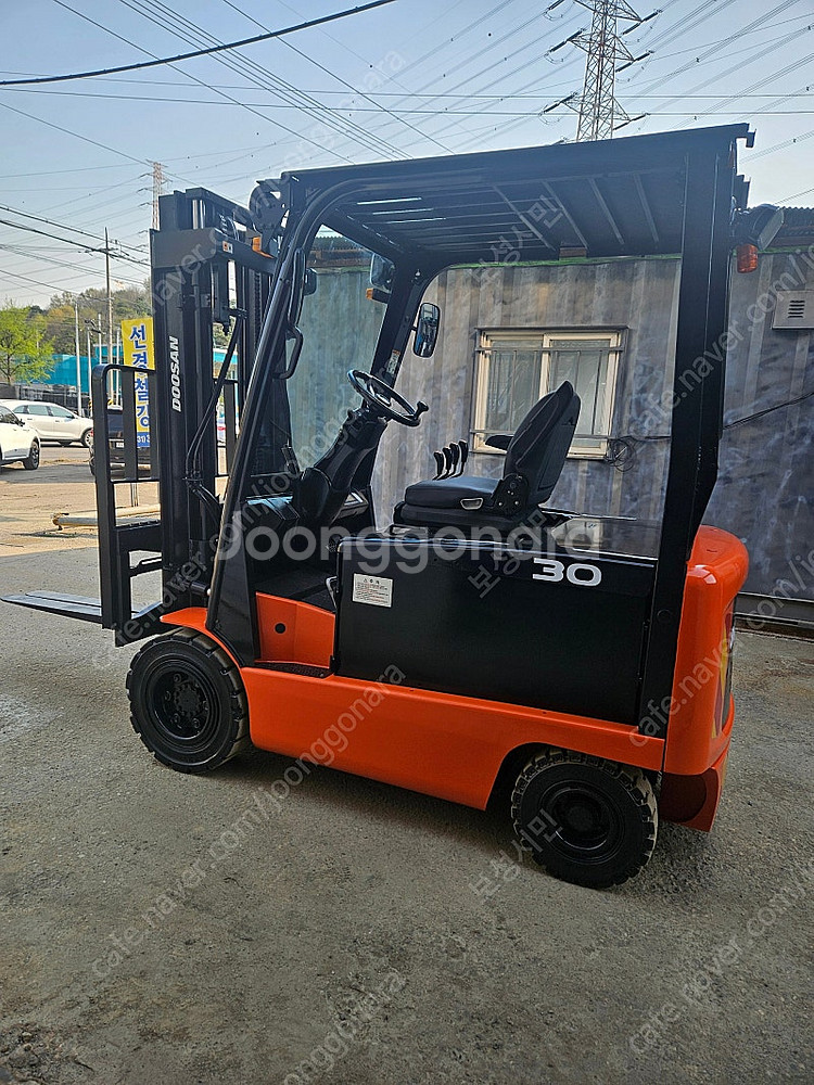 두산3톤좌승식 중고전동지게차--1