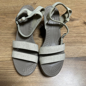 크록스 레이웨지 w7 거의새거