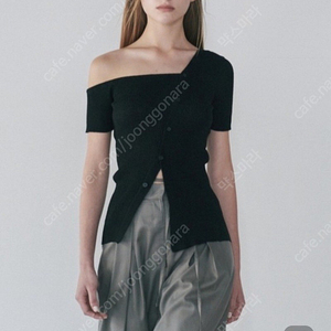 다이애그널 오프숄더 니트 ONE OFF SHOULDER HALF KNIT