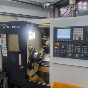 위아 cnc E200MC 8인치 턴밀 18년식
