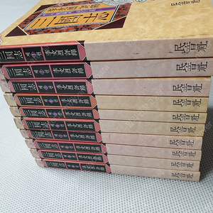 이문열 삼국지 1~10권 / 조정래 태백산맥 1~10권/ 스티브잡스 민음사/ 포켓몬 가라르도감/ 최적합 ACA 포토샵 CC / MLB BASEBALL 365 DAYS /