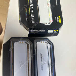 CORSAIR DDR5 DOMINATOR WHITE (16*2 5600MHZ)팝니다.