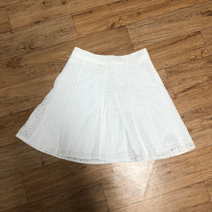 고퀄리티 자수 펀칭 레이스 플레어 미니스커트 새상품