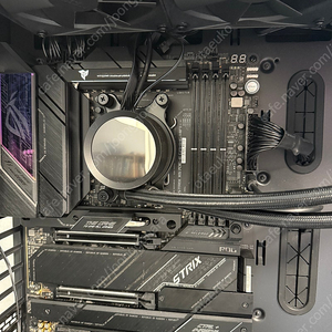 ASUS ROG STRIX X670E-E GAMING WIFI STCOM 판매 합니다.