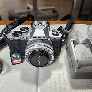 올림푸스 미러리스 OM-D E-M10+렌즈 팝니다
