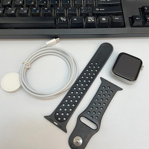 애플워치SE 44mm 나이키 블랙 배터리89% 상태좋은중고 11만팝니다.