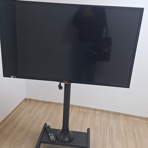 LG42인치 TV와 거치대 포함