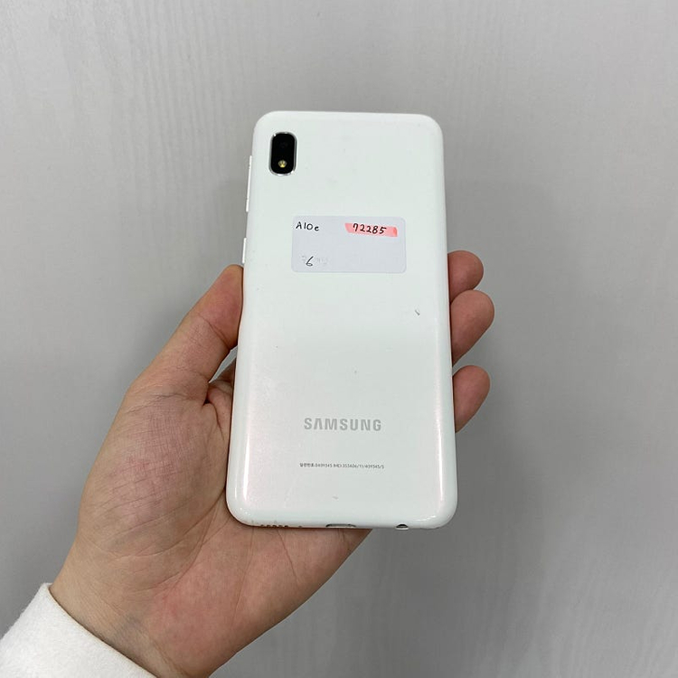 72285 갤럭시A10E 32기가 화이트 자급제 팝니다. 6만원 이미지