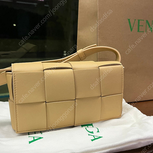 25년4월구매(새상품)한번도 안 멘 보테가베네타 카세트백 팔아요