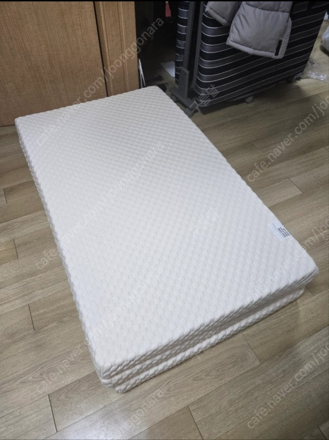 3단 접이식 라텍스 매트리스 구매 1달 사용없는 제품 팔아요. 이미지