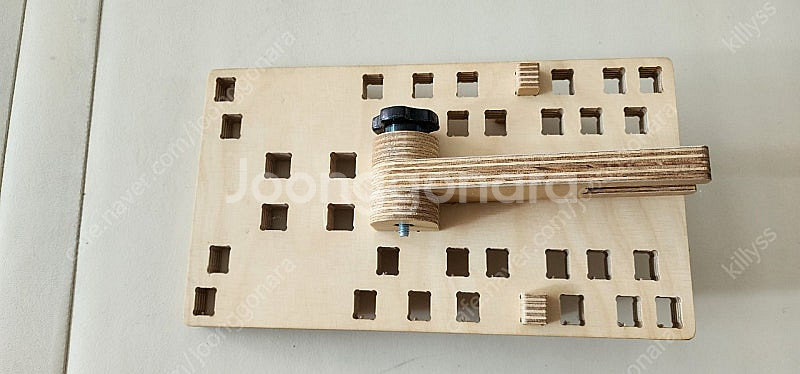 올뉴카니발 2열 테블릿 거치대 판매합니다.--1