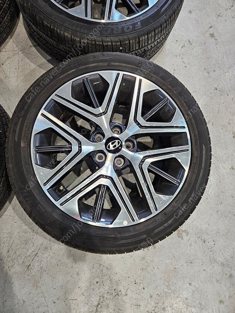 [ 현대 ] 디 올뉴 그랜저 GN7 19인치 중고 휠 타이어 팝니다 이미지