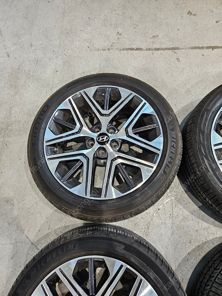 [ 현대 ] 디 올뉴 그랜저 GN7 19인치 중고 휠 타이어 팝니다 이미지