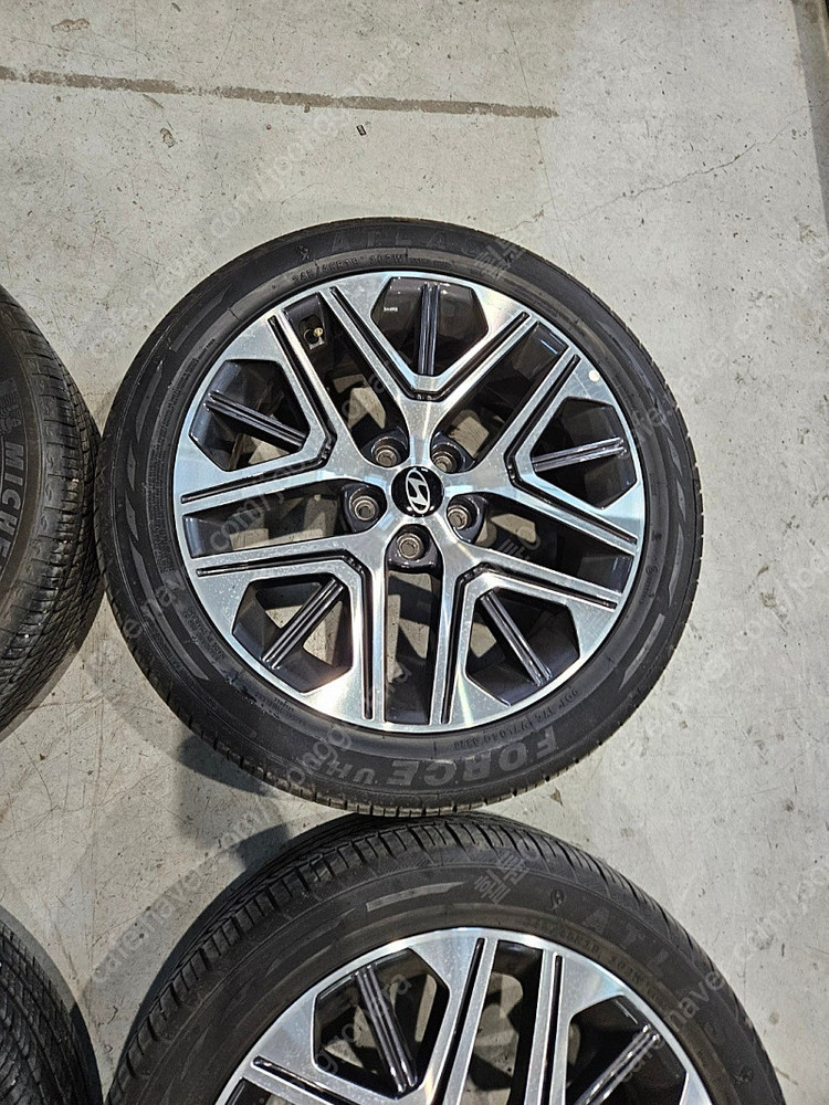 [ 현대 ] 디 올뉴 그랜저 GN7 19인치 중고 휠 타이어 팝니다 이미지