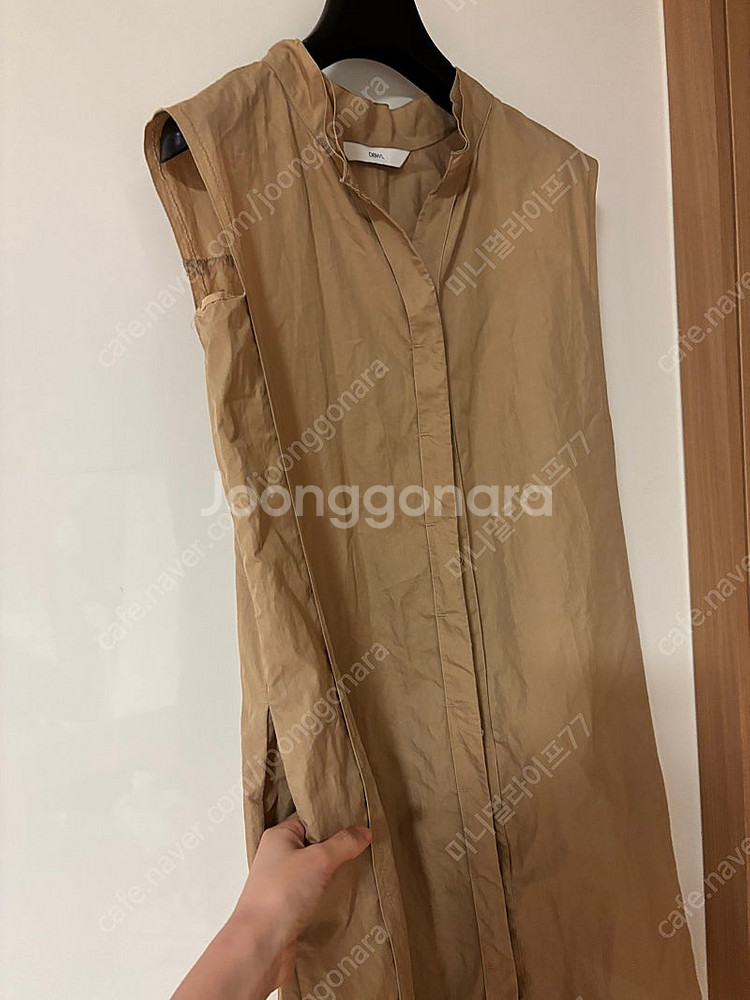 듀엘 바스락 민소매 나시 셔츠 베이지 미디원피스 하객룩...--5