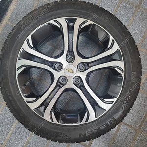 쉐보레 볼트EV 17인치 휠과 원터타이어.