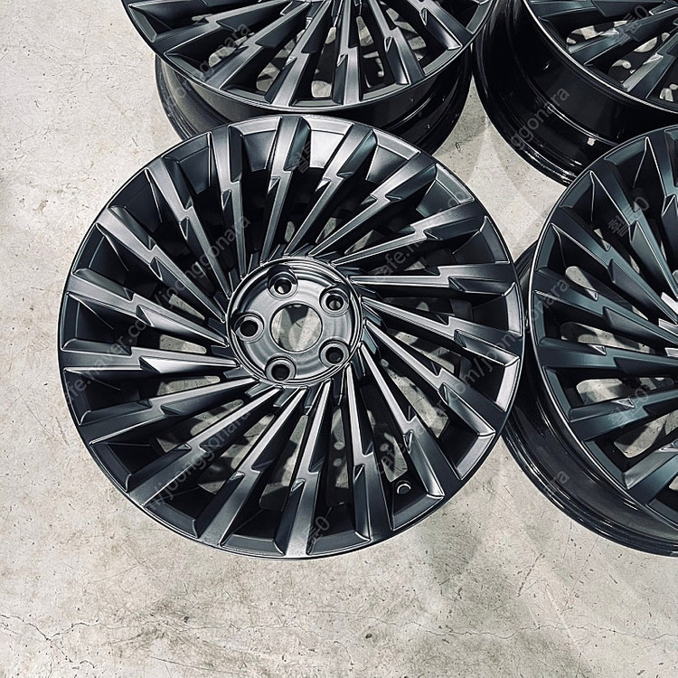 [ 현대 ] 디 올뉴 그랜저GN7 19인치 번개 블랙 휠 팝니다. 이미지