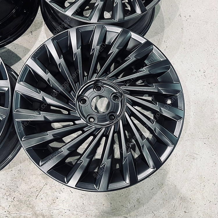 [ 현대 ] 디 올뉴 그랜저GN7 19인치 번개 블랙 휠 팝니다. 이미지