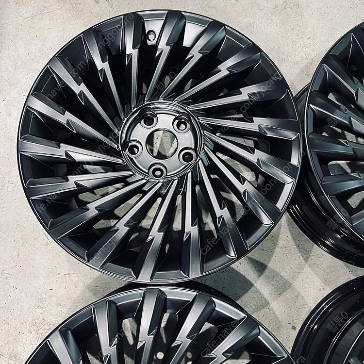 [ 현대 ] 디 올뉴 그랜저GN7 19인치 번개 블랙 휠 팝니다. 이미지