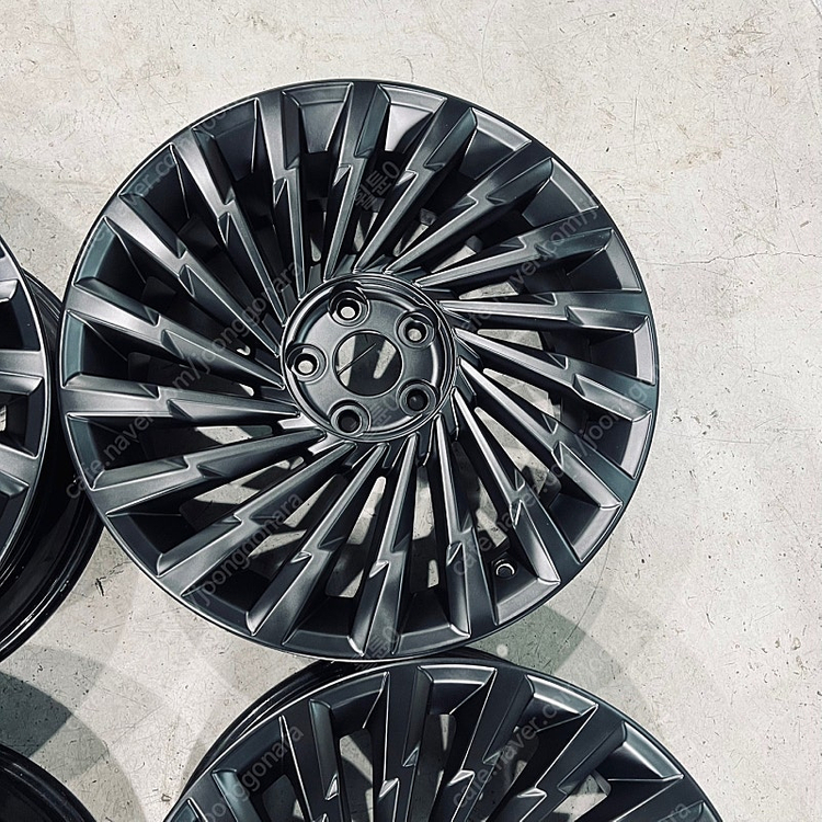 [ 현대 ] 디 올뉴 그랜저GN7 19인치 번개 블랙 휠 팝니다. 이미지