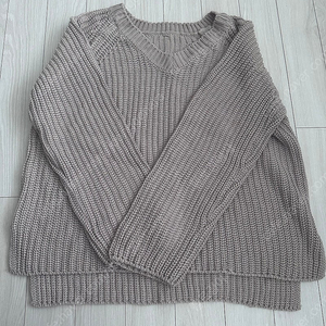 바이씨니 브이넥 루즈핏 니트 새옷.