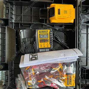 디월트 충전 임팩드릴DCF922P1 20V MAX 팝니다.