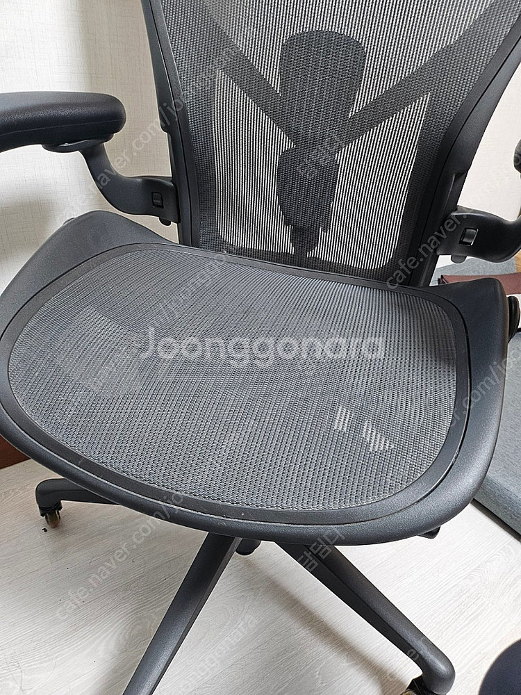 허먼밀러 에어론 B 그라파이트 헤드레스트 포함 판매합니...--2