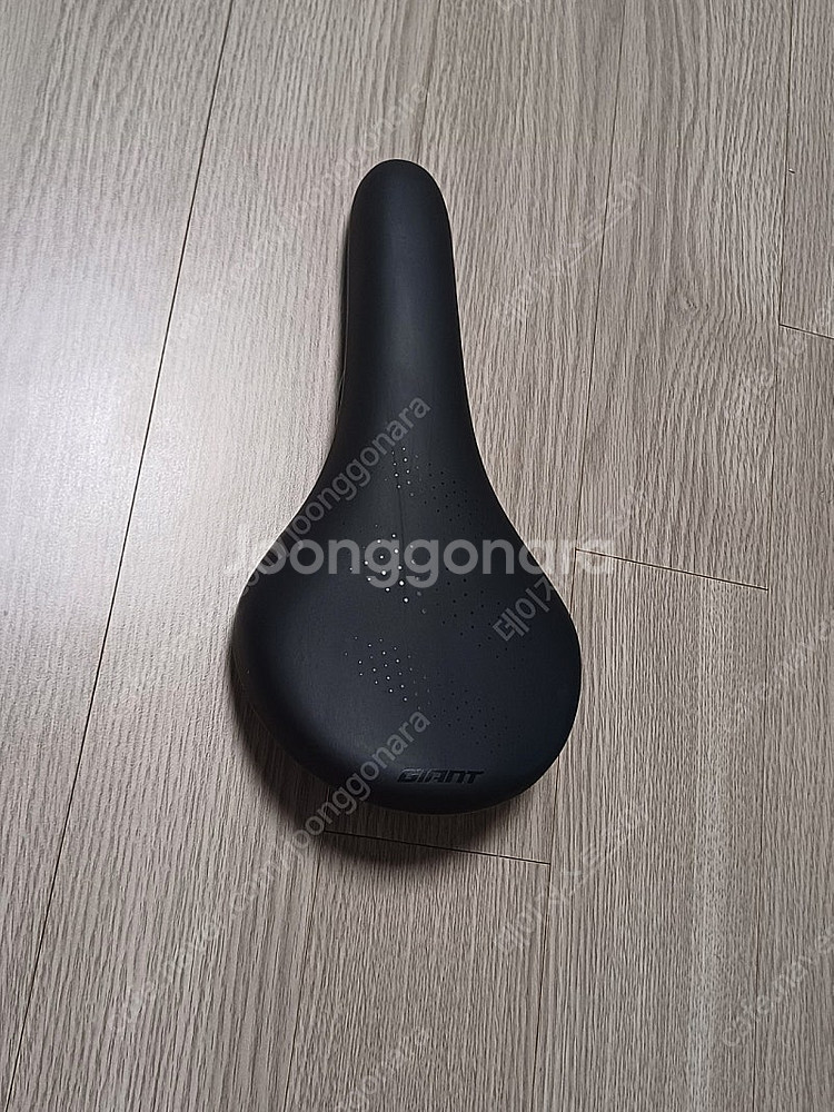 자이언트 scr 로드자전거 순정 안장팝니다.--0