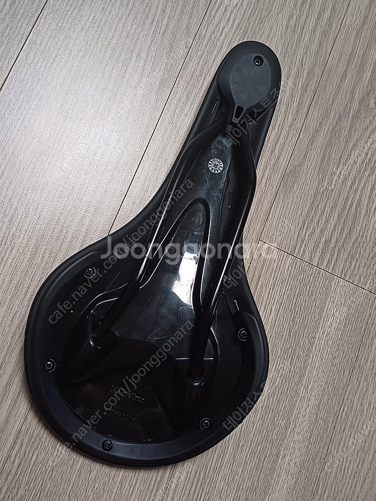 자이언트 scr 로드자전거 순정 안장팝니다.--2